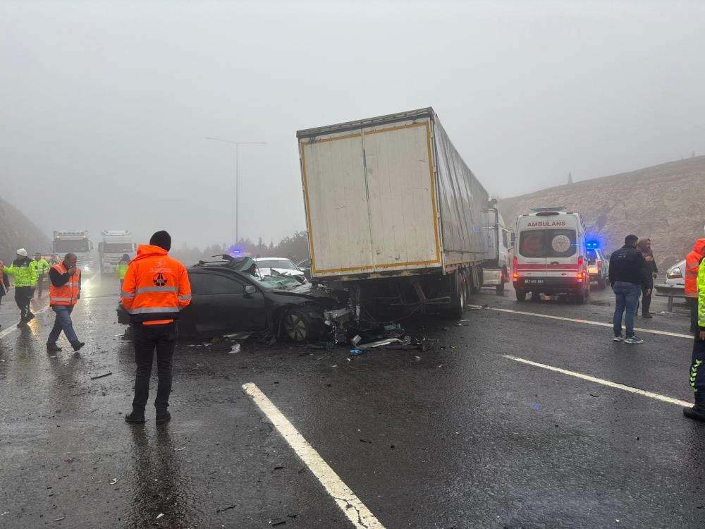 Yoğun sis zincirleme kazaya yol açtı! 2 ölü, çok sayıda yaralı var 4
